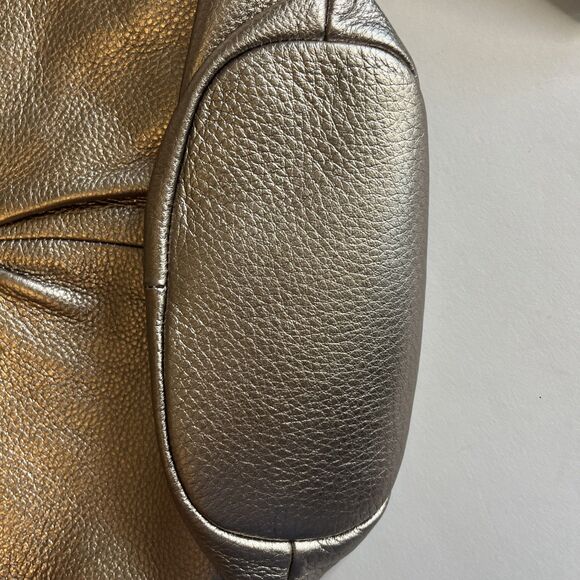 B. Makowsky Shoulder Bag Purse Gold Metallic Leather Turn Lock Bucket Dust Bag - Picture 3 of 16